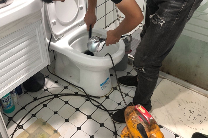 贡嘎马桶堵塞自己疏通还是找师傅？专业上门服务让你省时更省心